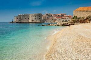 el hermosa banje playa y Dubrovnik ciudad foto