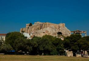 acrópolis y el arco de Adriano en Atenas foto