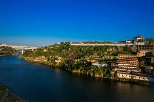 ver de el duoro río en un hermosa temprano primavera día a porto ciudad en Portugal foto