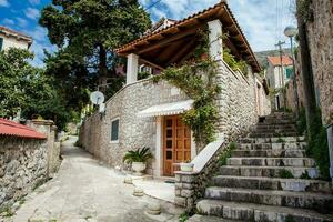 el hermosa escarpado paseos a el antiguo pueblo de Dubrovnik foto