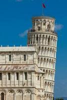 primacial metropolitano catedral de el suposición de María y el propensión torre de Pisa foto