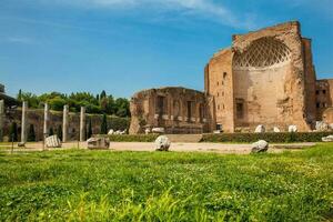 restos de el templo de Venus y Roma situado en el velio colina en Roma foto