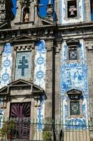 detalle de el azulejo azulejos de el histórico igreja Delaware santo ildefonso un siglo dieciocho Iglesia en el ciudad de porto en Portugal foto