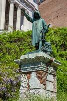 estatua de reajuste salarial di rienzo por girolamo Masini erigido en 1877 a el capitolina colina en Roma foto