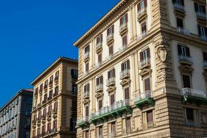 hermosa fachadas de el antiguo edificios en Nápoles antiguo ciudad foto