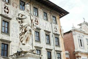 el estatua de cosimo yo Delaware medici en frente de palazzo della carovana construido en 1564 situado a el palacio en caballeros cuadrado en Pisa foto