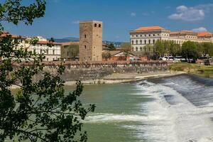 arno río y torre della zeca un defensa torre de florencia en el este lado de el ciudad foto