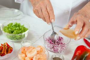 preparación proceso de un delicioso camarón ceviche foto