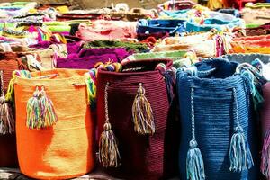 calle de venta en bogota de tradicional pantalones mano de punto por mujer de el wayuu comunidad en Colombia llamado mochilas foto