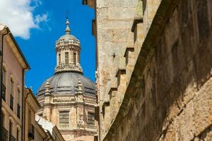histórico edificio de la clerecia construido en salamanca Entre el 17 y 18 siglos foto