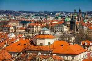 Charles puente y Praga ciudad antiguo pueblo visto desde petrin colina en un hermosa temprano primavera día foto