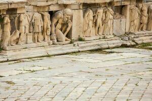 detalle de el relieves cuales decoramos el teatro de dioniso eleuterio el mayor teatro en Atenas con fecha de a el 6to siglo antes de Cristo foto