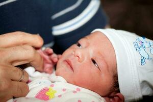 recién nacido niña en su padre brazos en el hospital en el día de su nacimiento. paternidad concepto foto