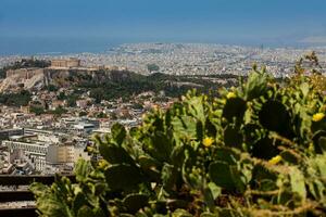 el ciudad de Atenas visto desde el montar Lycabettus un cretáceo caliza colina foto