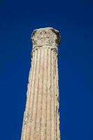 restos de el Adriano biblioteca a el centrar de el Atenas ciudad en Grecia foto