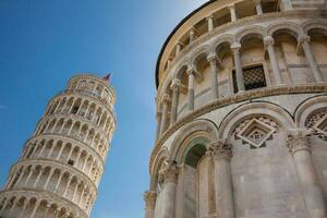 primacial metropolitano catedral de el suposición de María y el propensión torre de Pisa foto