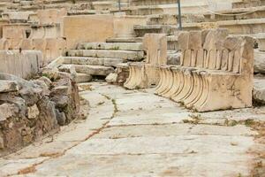 detalle de el asientos a el teatro de dioniso eleuterio el mayor teatro en Atenas con fecha de a el 6to siglo antes de Cristo foto