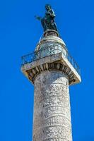 detalle de el romano triunfal columna de trajano construido en el año 107 anuncio foto