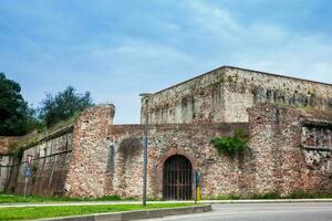 fortaleza de Pisa un permanecer de el antiguo paredes de el ciudad foto