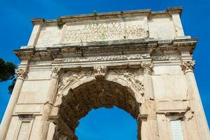 el arco de tito situado en el velio colina en Roma foto