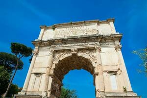 el arco de tito situado en el velio colina en Roma foto