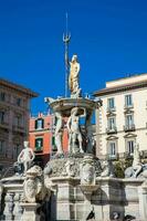 el famoso fuente de Neptuno situado a municipio cuadrado en Nápoles construido en 1600 foto