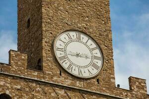 reloj torre de el palazzo vecchio construido a el plaza della signoria en el 12mo siglo en florencia foto