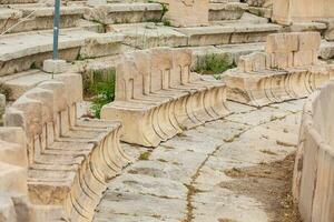 detalle de el asientos a el teatro de dioniso eleuterio el mayor teatro en Atenas con fecha de a el 6to siglo antes de Cristo foto