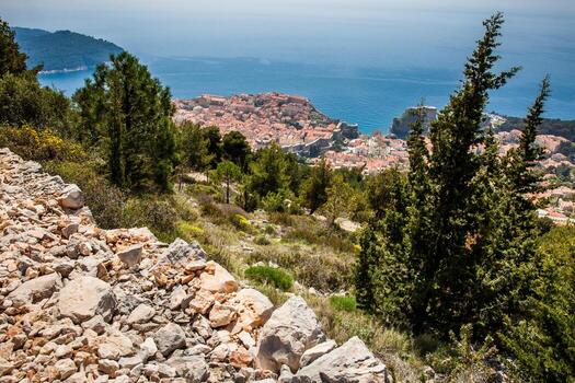 ver de Dubrovnik ciudad desde montar srd caminando sendero foto