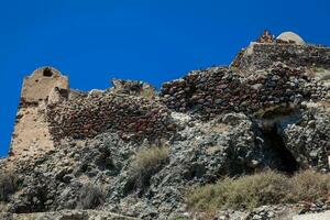 restos de el castillo de acrotiri además conocido como goulas o la ponta, un ex veneciano castillo en el isla de santorini foto