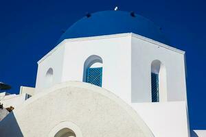 tradicional arquitectura de el iglesias de el oia ciudad en santorini isla foto