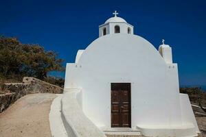 Iglesia de Santo marca situado siguiente a el excursionismo camino Entre fira y oia en santorini isla foto