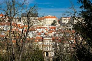 Praga ciudad visto desde el petrin jardines a el comenzando de primavera foto