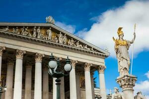 el atenea fuente en frente de el histórico austriaco parlamento edificio terminado en 1883 y situado en el strabe bulevar en el primero distrito de viena foto