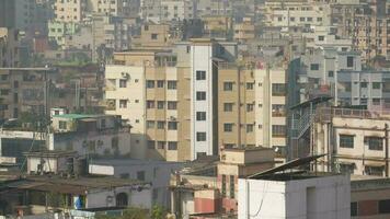 vista dall'alto degli edifici residenziali e finanziari della città di Dhaka a giornata di sole video