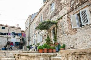 el hermosa paseos a el amurallado antiguo pueblo de Dubrovnik foto