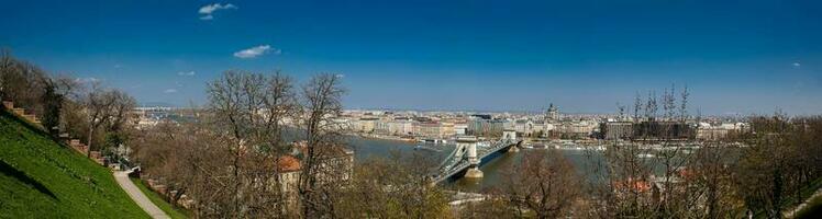 panorama de el Budapest ciudad y el Danubio río en un hermosa temprano primavera día foto