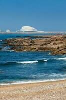 soleado día a el hermosa línea costera y playas a porto ciudad en Portugal foto