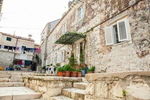 el hermosa paseos a el amurallado antiguo pueblo de Dubrovnik foto