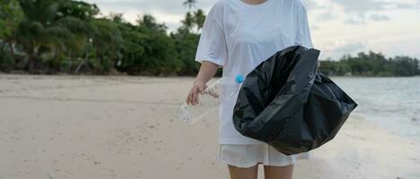 ahorrar agua. los voluntarios recogen basura en la playa y las botellas de plástico son difíciles de descomponer para evitar dañar la vida acuática. tierra, ambiente, planeta verde, reducir el calentamiento global, salvar el mundo foto