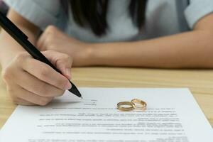 divorcio. la mujer quita el anillo casado. parejas desesperadas y decepcionadas después del matrimonio. esposo esposa triste, molesto y frustrado después de un conflicto de peleas. desconfianza, problemas de amor, traiciones, familia, amante foto