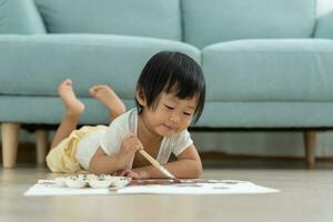 contento Asia niños jugando aprendizaje pintar en papel. actividad, desarrollo, iq, equivalente, meditación, cerebro, músculos, esencial habilidades, familia teniendo divertido gasto hora juntos. fiesta foto