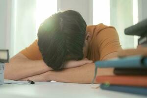 asiático estudiante hombre tener ansiedad porque de exámenes, masculino preparar para prueba y aprendizaje lecciones en el biblioteca. estrés, desesperación, prisa, malentendido lectura, desanimado, expectativa, conocimiento foto