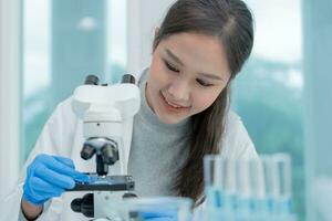 científico analiza muestras bioquímicas en laboratorio científico avanzado. uso profesional médico microscopio mirar desarrollo microbiológico de viral. investigación biotecnológica en el laboratorio de ciencias. foto