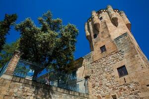 el histórico clavero torre construido en el decimoquinto siglo en el ciudad de salamaca en España foto