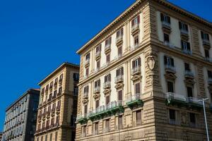 hermosa fachadas de el antiguo edificios en Nápoles antiguo ciudad foto