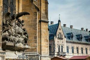 detalles de el fachada de el metropolitano catedral de santos vito, wenceslao y adalberto en Praga foto