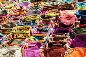 calle de venta en bogota de tradicional pantalones mano de punto por mujer de el wayuu comunidad en Colombia llamado mochilas foto