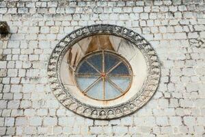 el hermosa arquitectura a el amurallado antiguo pueblo de Dubrovnik foto