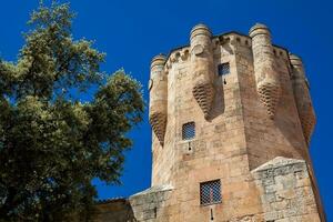 el histórico clavero torre construido en el decimoquinto siglo en el ciudad de salamaca en España foto
